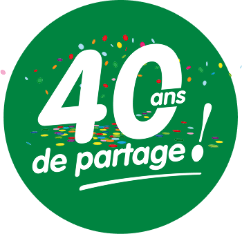 Les bon oeufs matines. Une mère et sa fille qui font des crêpes.